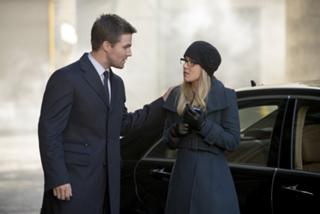 320px-Oliver_Queen_Stephen_Amell_and_Felicity_Smoak_Emily_Bett_Rickards-9